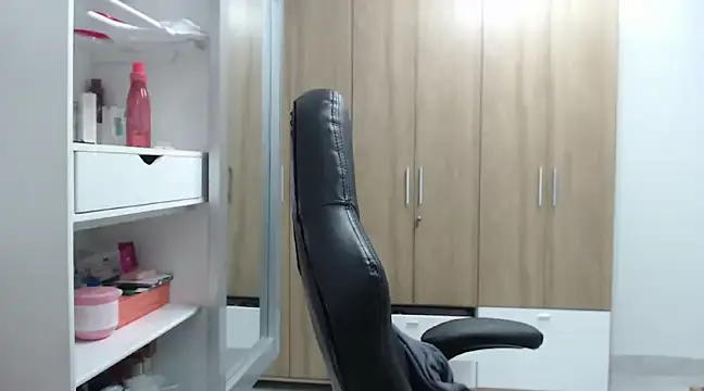 Snapshot of RoxanaLove9 chatting on 02.10.25 RoxanaLove9 online show from 02.10.25