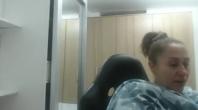 Snapshot of RoxanaLove9 chatting on 02.20.25 RoxanaLove9 online show from 02.20.25