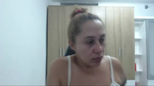 Snapshot of RoxanaLove9 chatting on 09.15.25 RoxanaLove9 online show from 09.15.25