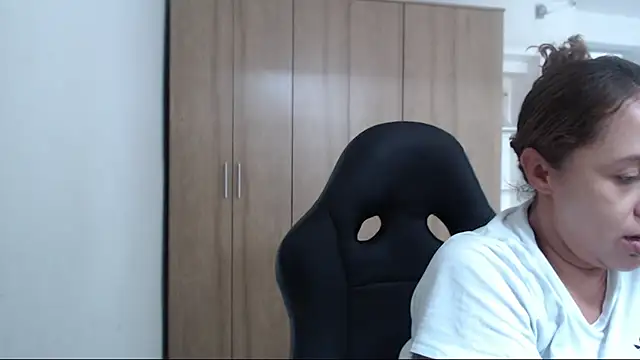 RoxanaLove9 online show from 12.17.25