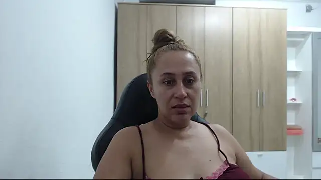 Snapshot of RoxanaLove9 chatting on 05.12.26 RoxanaLove9 online show from 05.12.26