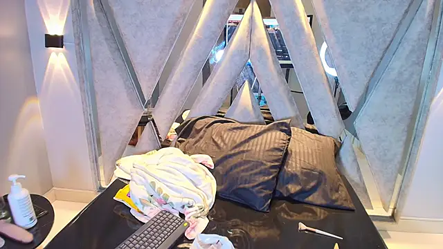 Annie9  online show from 10.12.25