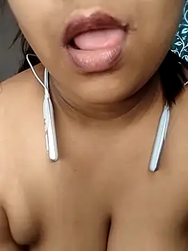 Hottyalia online show from 03.04.25