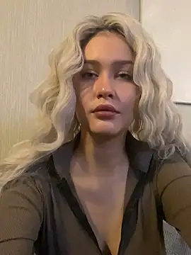 Snapshot of KikiWatson chatting on 01.18.25 KikiWatson online show from 01.18.25