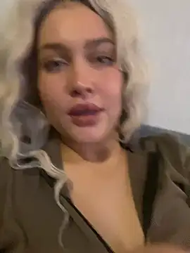 Snapshot of KikiWatson chatting on 01.18.25 KikiWatson online show from 01.18.25