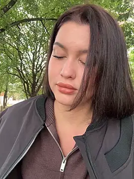 Snapshot of KikiWatson chatting on 09.20.25 KikiWatson online show from 09.20.25