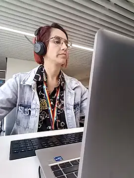 Snapshot of your_red_rose_ chatting on 01.16.25 your red rose online show from 01.16.25