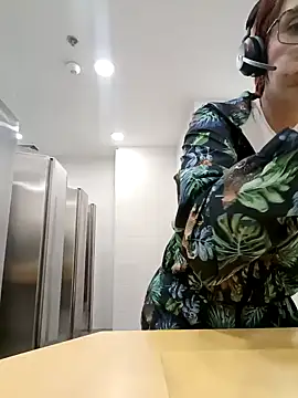 Snapshot of your_red_rose_ chatting on 01.17.25 your red rose online show from 01.17.25