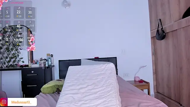 medussa13  online show from 04.15.26