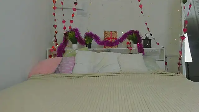 Snapshot of DreamyLuna chatting on 01.08.25 DreamyLuna online show from 01.08.25
