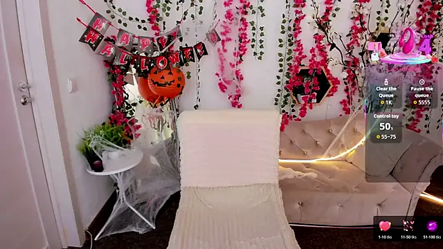 Snapshot of DreamyLuna chatting on 10.21.25 DreamyLuna online show from 10.21.25
