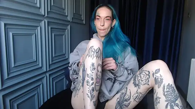 Snapshot of RavenryderUK chatting on 04.22.26 RavenryderUK online show from 04.22.26