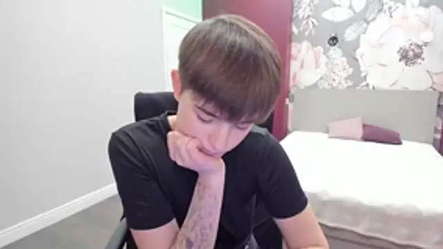 EmiliaYours online show from 11.10.25