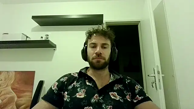 Snapshot of alpha-hunk chatting on 09.25.25 alpha-hunk online show from 09.25.25