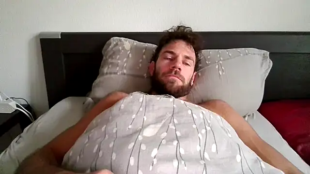 Snapshot of alpha-hunk chatting on 10.03.25 alpha-hunk online show from 10.03.25