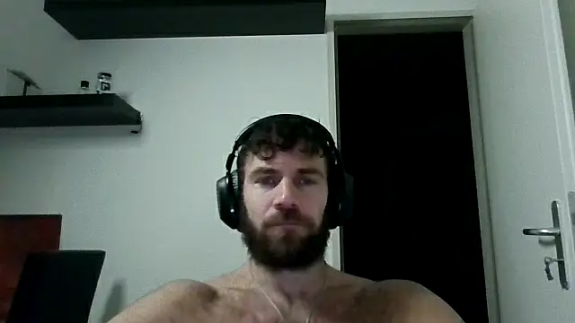 Snapshot of alpha-hunk chatting on 11.01.25 alpha-hunk online show from 11.01.25