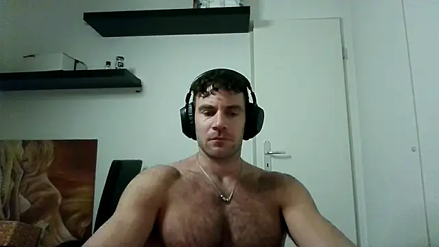 Snapshot of alpha-hunk chatting on 11.08.25 alpha-hunk online show from 11.08.25