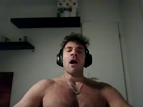 Snapshot of alpha-hunk chatting on 11.09.25 alpha-hunk online show from 11.09.25