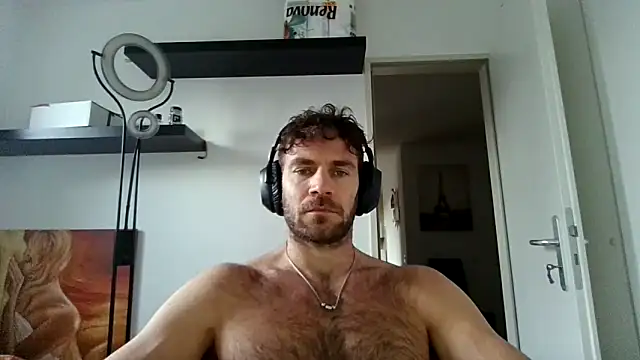 Snapshot of alpha-hunk chatting on 11.25.25 alpha-hunk online show from 11.25.25