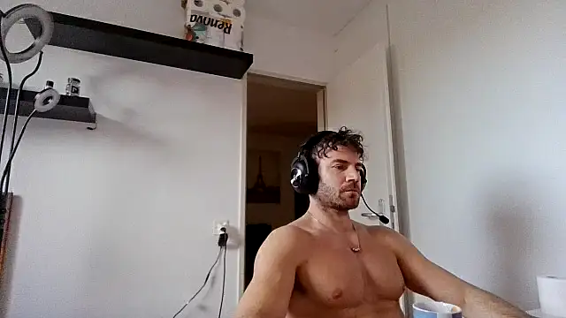 Snapshot of alpha-hunk chatting on 12.18.25 alpha-hunk online show from 12.18.25