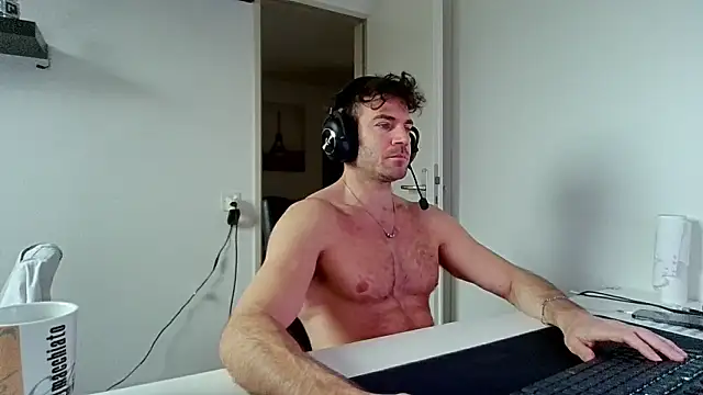 Snapshot of alpha-hunk chatting on 01.18.26 alpha-hunk online show from 01.18.26