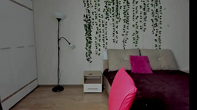 Miss Elsa  online show from 10.13.25