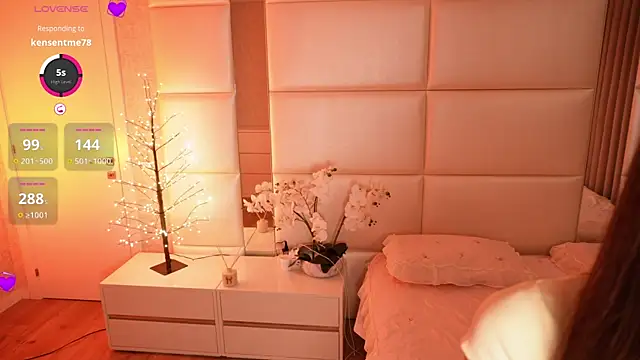 Snapshot of Lilly_Colins chatting on 06.23.26 Lilly Colins online show from 06.23.26