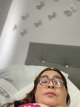 AntonellaAlondra4 online show from 11.17.25