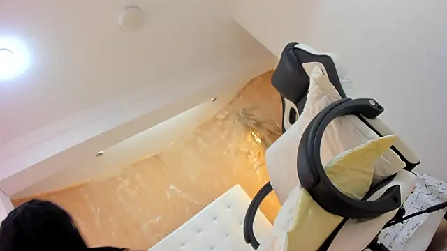 APRILL FOXX online show from 02.18.25