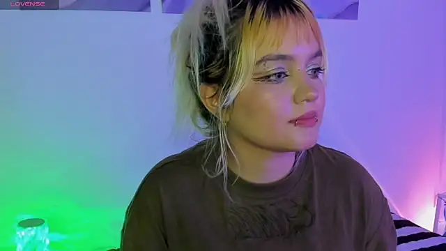 Snapshot of Pretty__zoe chatting on 03.18.25 Pretty  zoe online show from 03.18.25