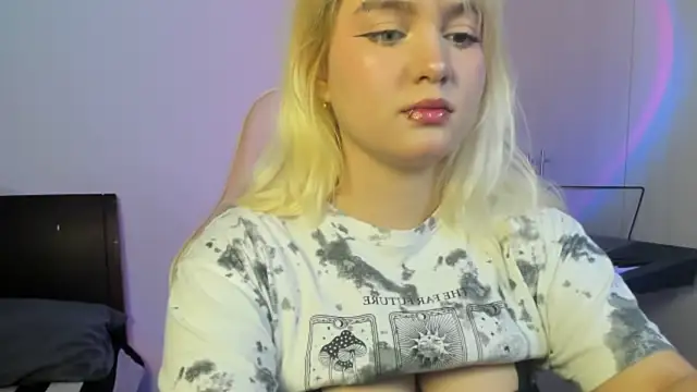 Snapshot of Pretty__zoe chatting on 10.04.25 Pretty  zoe online show from 10.04.25