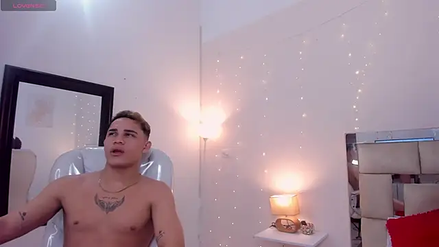 Snapshot of saraandstiven chatting on 02.11.25 saraandstiven online show from 02.11.25