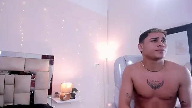 Snapshot of saraandstiven chatting on 03.05.25 saraandstiven online show from 03.05.25