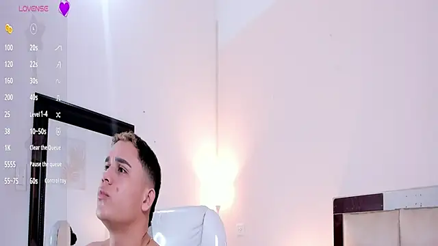 Snapshot of saraandstiven chatting on 03.11.25 saraandstiven online show from 03.11.25