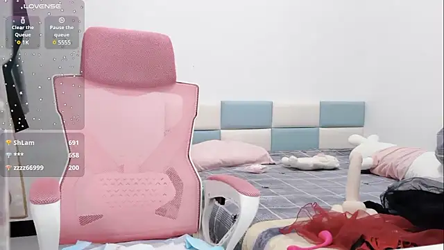 Snapshot of Qwi-V1 chatting on 02.06.25 Qwi-V1 online show from 02.06.25