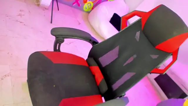 Snapshot of GEANNAROSE chatting on 01.25.25 GEANNAROSE online show from 01.25.25