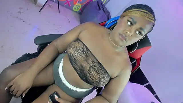 Snapshot of GEANNAROSE chatting on 03.12.25 GEANNAROSE online show from 03.12.25