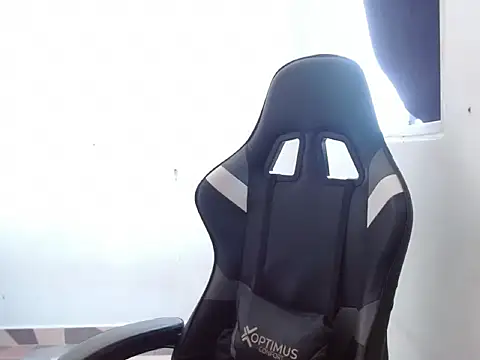 Snapshot of Hard_innocence chatting on 11.06.25 Hard innocence online show from 11.06.25