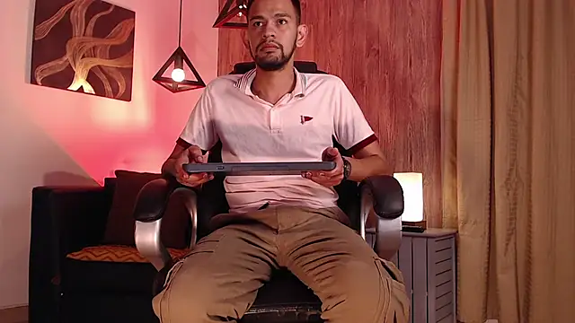 Snapshot of Bedobigcock chatting on 01.01.25 Bedobigcock online show from 01.01.25