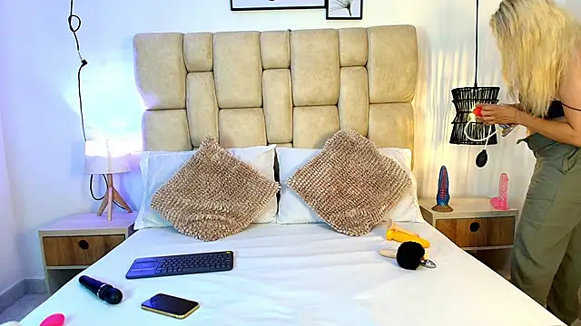 AdharaSmithh online show from 11.18.25