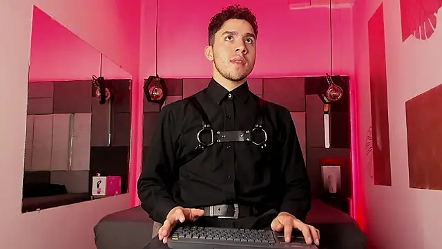 Snapshot of LiamNovak chatting on 02.25.26 LiamNovak online show from 02.25.26