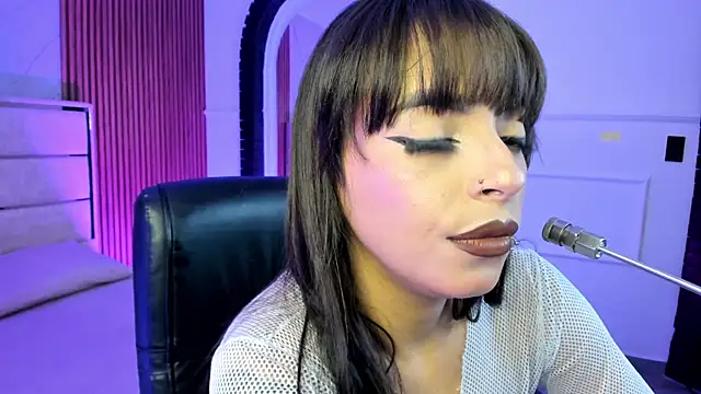 MiiaaMoonroee online show from 11.27.25