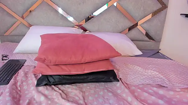 Snapshot of marian_pinzon chatting on 02.28.25 marian pinzon online show from 02.28.25