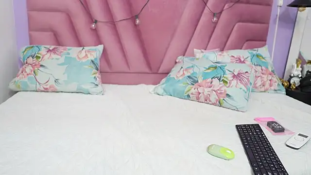 Snapshot of hornybarelylegalgirl chatting on 06.27.26 hornybarelylegalgirl online show from 06.27.26