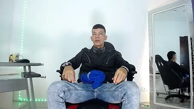 Snapshot of Favel_Gomez7 chatting on 12.23.24 Favel Gomez7 online show from 12.23.24