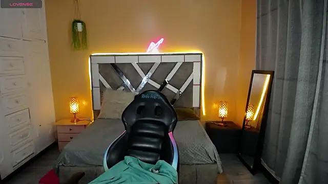 Kate Laurence  online show from 01.03.25