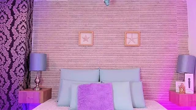 Snapshot of Catalinna_Thompson chatting on 12.24.24 Catalinna Thompson online show from 12.24.24