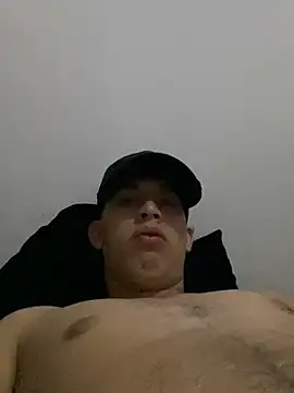 Snapshot of breiderxexiboys chatting on 12.20.24 breiderxexiboys online show from 12.20.24