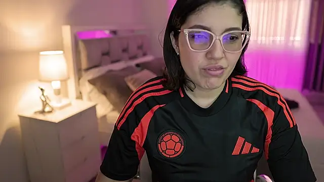 Snapshot of Camilaa_bueno chatting on 12.21.24 Camilaa bueno online show from 12.21.24