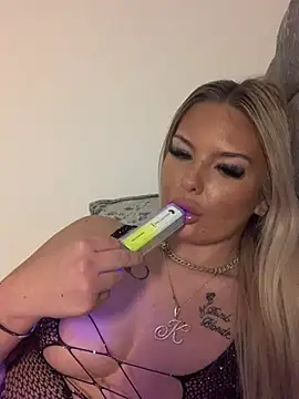 Snapshot of UKJuicyPrincess chatting on 01.28.25 UKJuicyPrincess online show from 01.28.25